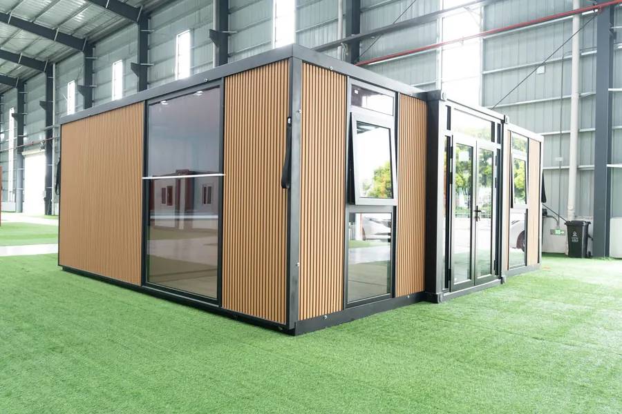 Wood-finish 20 ft expandable house with broad corner glazing