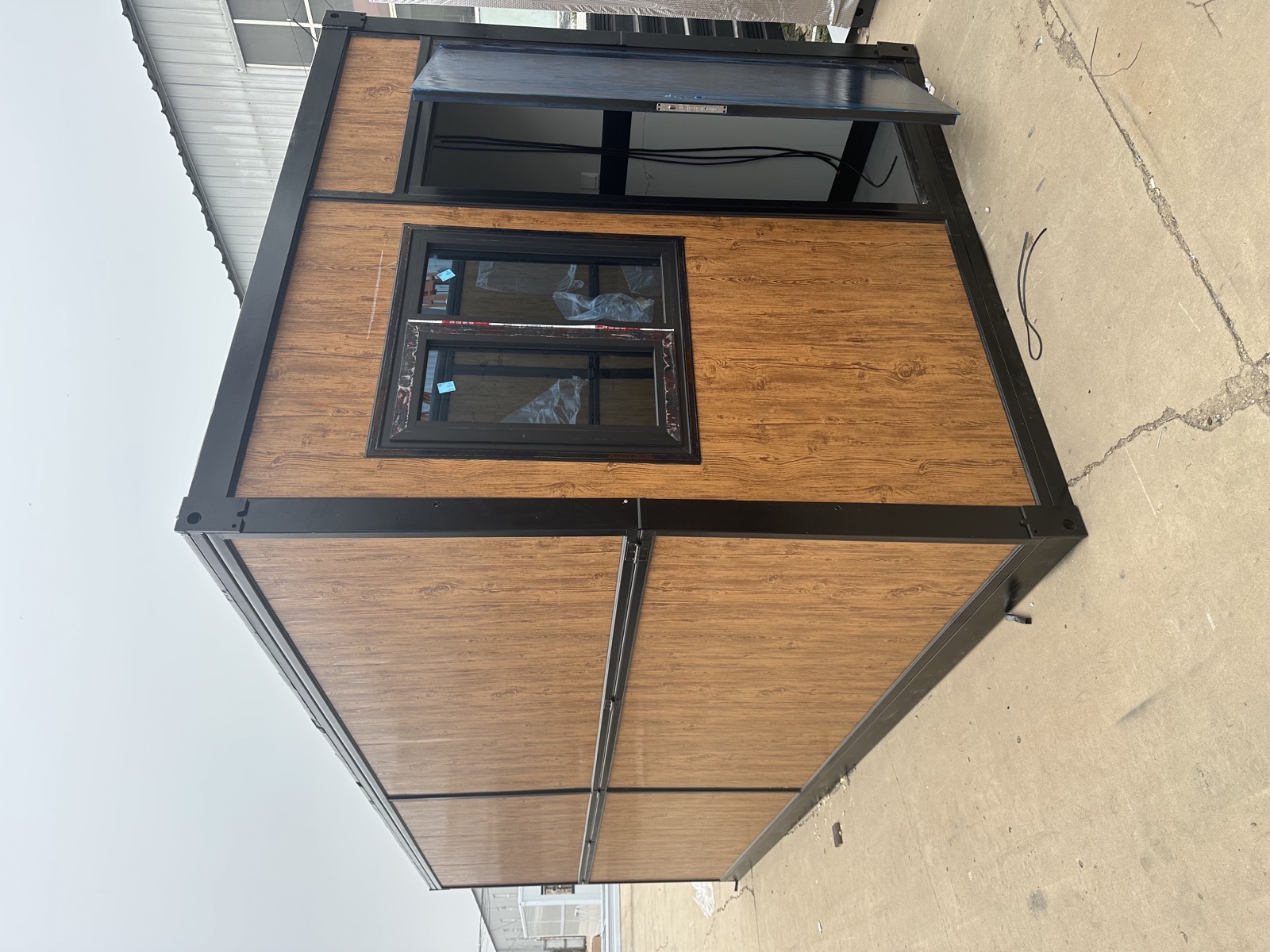 Wood-look folding integrated house