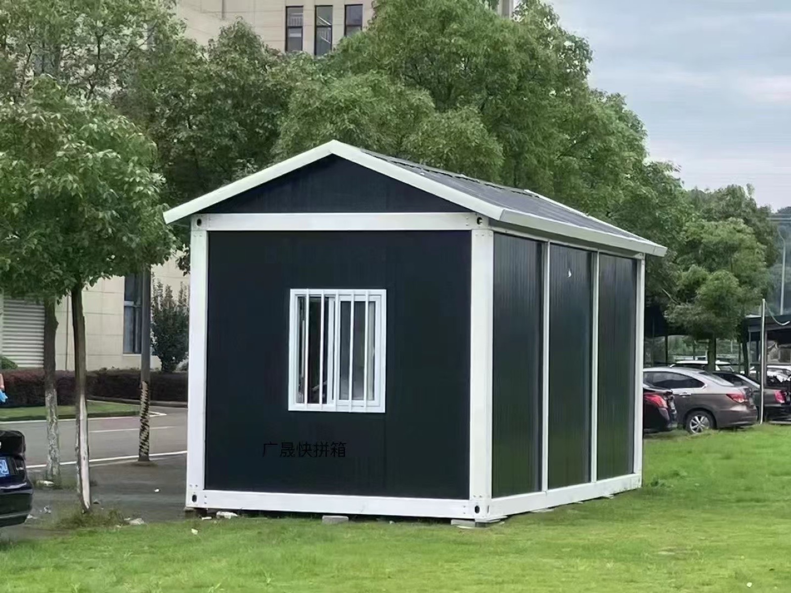 Dark quick-assembly modular house